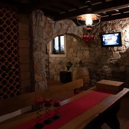 Semesterbostad Event Garden With Pool And Wine Cellar Sežana